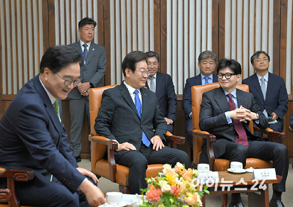 한동훈 국민의힘 당대표와 이재명 더불어민주당 당대표가 2일 오후 서울 여의도 국회본청 의장접견실에서 열린 제22대국회 개원식 겸 정기회 개회식 사전환담에서 대화하고 있다. [사진=곽영래 기자]