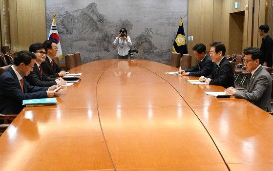 국민의힘 한동훈 대표와 더불어민주당 이재명 대표가 1일 국회에서 열린 채상병 특검법, 금융투자소득세 폐지, 전 국민 25만원 지원법 등을 논의하는 회담을 하고있다. 김성룡 기자