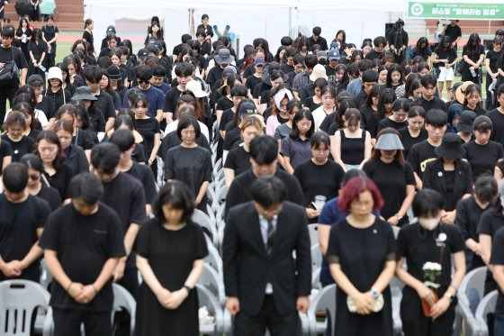 지난 7월 20일 오후 서초구 서울교육대학교 대운동장에서 초등교사노동조합 주최로 열린 서이초등학교 교사 사망 1주기 추모식에서 교사들이 묵념하고 있다. 기사 내용의 이해를 돕기 위한 자료사진. 연합뉴스