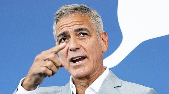 영화배우 조지 클루니가 1일(현지시간) 이탈리아 베니스에서 열린 제81회 베니스 영화제에 참석해 포즈를 취하고 있다. 조지 클루니와 브래드 피드가 출연한 영화 ‘울프스’가 이번 베니스 영화제 경쟁부문 초청작에 선정됐다. 로이터=연합뉴스