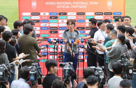 취재진 앞에서 축구대표팀 운영과 관련해 청사진을 밝히는 홍명보 감독. 연합뉴스