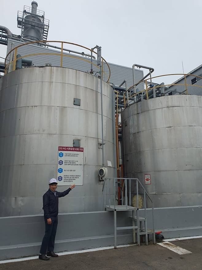 송승근 과장이 연료탱크 앞에서 바이오디젤 생산 과정을 설명하고 있다. 시흥=윤현주 기자