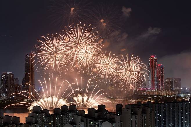 서울 여의도 한강공원에서 열린 '2023 서울세계불꽃축제'에서 서울 하늘이 불꽃으로 물들고 있다. 사진=연합뉴스