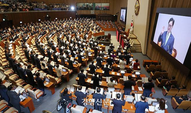 우원식 국회의장과 의원들이 2일 국회에서 열린 제22대 국회 개원식 겸 제418회 국회(정기회) 개회식에서 선서를 하고 있다. 성동훈 기자