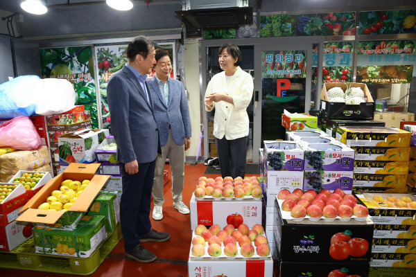 송미령 농림축산식품부 장관(오른쪽) 2일 서울 송파구 가락동 농수산물도매시장을 찾아 상인으로부터 사과와 배의 수급 상황을 듣고 있다. 농식품부 제공