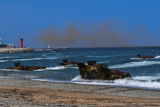 A combined amphibious landing exercise between Korean and U.S. Marines takes place off the coast of Pohang, North Gyeongsang, on Monday, in a photo provided by the Korean Marine Corps. The drills took place as a key phase of the allies' annual Ssangyong exercise that kicked off on Aug. 26 for a 13-day run. U.S. F-35B stealth fighters and AH-1Z attack helicopters fired upon simulated enemy targets to secure the areas for landing during the exercise. [YONHAP]