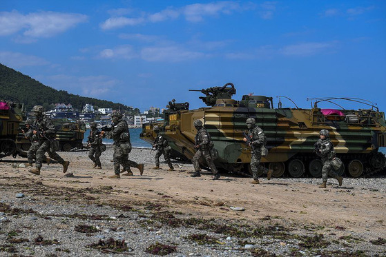 A combined amphibious landing exercise between Korean and U.S. Marines takes place at a coastal area in Pohang, North Gyeongsang, on Monday, in a photo provided by the Korean Marine Corps. The drills took place as a key phase of the allies' annual Ssangyong exercise that kicked off on Aug. 26 for a 13-day run. U.S. F-35B stealth fighters and AH-1Z attack helicopters fired upon simulated enemy targets to secure the areas for landing during the exercise. [YONHAP]