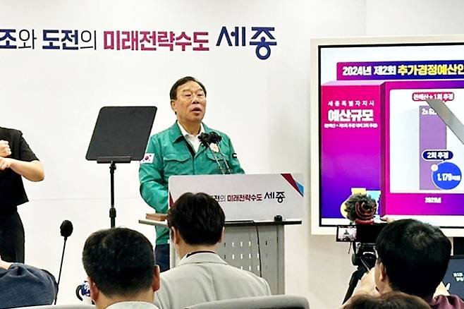 지난달 19일 세종시청 정음실에서 브리핑하는 최민호 세종시장. 사진=이재형 기자