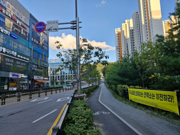 지난 29일 경기도 하남 감일신도시 한 아파트 단지에 동서울변전소 옥내화 및 증설 사업을 반대하는 플래카드가 걸려 있다. 하남시는 주민 반대를 이유로 사업 불허 결정을 내렸지만 한전이 행정소송 등의 법적 대응을 예고한 상태다.