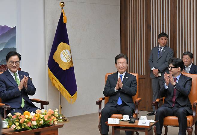 한동훈 국민의힘 당대표와 이재명 더불어민주당 당대표가 2일 오후 서울 여의도 국회본청 의장접견실에서 열린 제22대국회 개원식 겸 정기회 개회식 사전환담에서 우원식 국회의장의 모두발언에 박수치고 있다. [사진 = 연합뉴스]