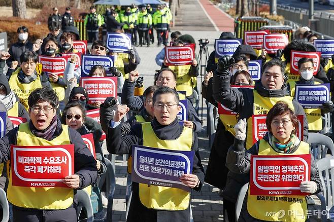 이필수 전 대한의사협회 회장 등이 서울 용산구 전쟁기념관 앞에서 열린 '제1차 정부의 의대정원 증원 졸속추진 강력 규탄 집회'에서 구호를 외치고 있다./사진=(서울=뉴스1) 민경석 기자