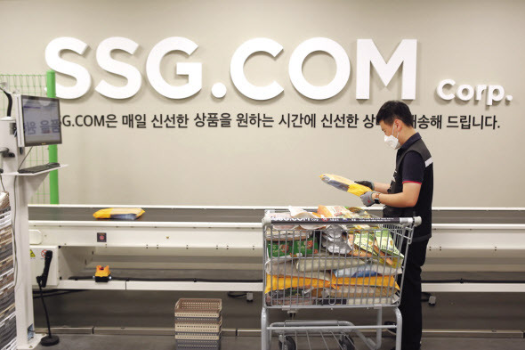 SSG닷컴 작업자가 PP센터(Picking & Packing)에서 자동화 소터에 상품을 투입하고 있다. 기사 내용과는 무관. [SSG닷컴 제공]