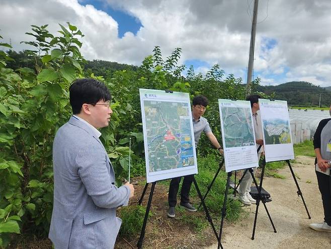 [경주=뉴시스] 고가혜 기자=지난달 30일 LH 관계자가 경주 SMR 현식원자력 국가산업단지 후보지 앞에서 국가산단 조성 계획을 설명하고 있다. 2024.09.02. gahye_k@newsis.com *재판매 및 DB 금지