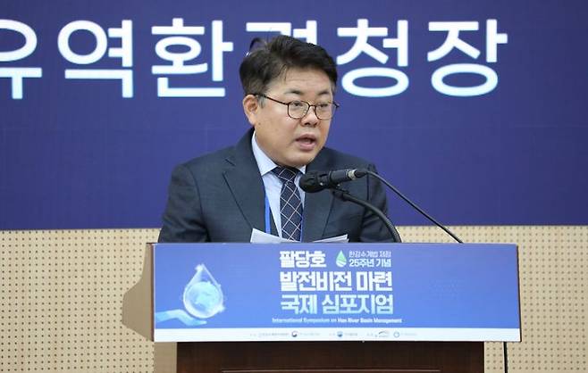 김동구 한강유역환경청장이 2일 한국과학기술회관에서 열린 ‘팔당호 발전비전 마련 국제 심포지엄’에서 개회사를 하고 있다. (사진=한강유역환경청 제공) *재판매 및 DB 금지   *재판매 및 DB 금지