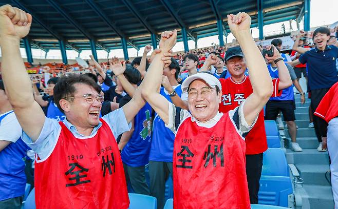 서거석 전북교육감(오른쪽)이 지난 1일 전주고의 봉황대기 전국고교야구대회 우승이 확정되자, 손을 들고 환호하고 있다. 전북교육청 제공