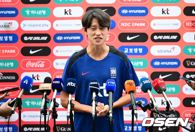 [OSEN=지형준 기자] 홍명보 감독이 이끄는 한국 축구대표팀이 2일 오후 고양종합운동장에서 2026 국제축구연맹(FIFA) 북중미 월드컵 3차 예선을 앞두고 훈련을 가졌다.한국은 9월 5일 오후 8시 서울월드컵경기장에서 팔레스타인과 1차전을 치른다. 이후 10일 오후 11시 오만 무스카트의 술탄 카부스 스포츠 콤플렉스에서 오만과 2차전 원정 경기를 펼친다. 이재성이 인터뷰를 하고 있다. 2024.09.02 / jpnews@osen.co.kr