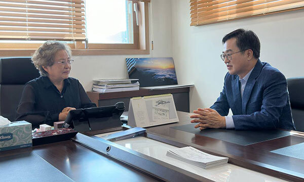 김동연 경기도지사(오른쪽)가 지난달 31일 경남 김해 봉하마을을 방문해 노무현 전 대통령 부인 권양숙 여사와 대화하고 있다. 경기도 제공