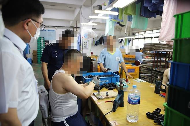 지난 8월 23일 충남 천안교도소 작업장에서 한 재소자가 자동차 ‘기어봉’에 가죽을 입히는 작업에 열중하고 있다.&nbsp;천안교도소 제공