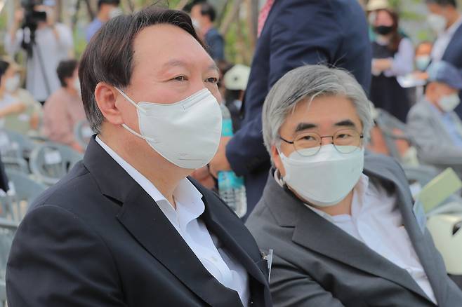 2021년 6월9일 서울 남산예장공원 개장식에 참석한 윤석열 전 검찰총장이 이철우 교수(오른쪽)와 나란히 앉아 있다. ⓒ연합뉴스
