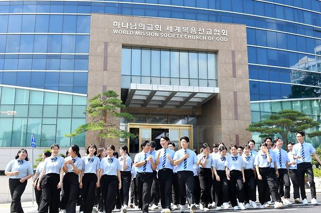 경기 분당의 ‘새예루살렘 판교성전’ 앞에서 즐거운 한 때를 보내는 하나님의교회 학생합창단.       사진제공 ｜ 하나님의교회 세계복음선교협회