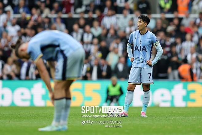 ▲ 에버턴전과 달랐다. 손흥민은 당시 두 골을 넣으며 토트넘의 4-0 대승을 이끌었다. 경기가 끝나고 영국 매체들은 앞다퉈 손흥민 찬사에 나섰다. 1일(한국시간) 열린 뉴캐슬 유나이티드 원정에선 다른 모습이었다. 왼쪽 측면과 최전방을 오간 손흥민은 득점을 만들기 위해 노력했으나 성과를 내지 못했다. 그 사이 토트넘은 약한 수비에 발목 잡히며 실점을 내줬다. 뉴캐슬 원정만 가면 패배를 당하는 약세가 이어졌다. 1승 1무 1패가 된 토트넘은 프리미어리그 10위에 머물렀다. 이제 다음 경기가 걱정이다. 상대는 '북런던 더비'의 맞상대 아스널. 이 경기에서도 진다면 위기는 더 심해진다. 부상으로 전력에서 이탈한 도미닉 솔란케, 히샬리송의 복귀 시점이 중요해졌다. 이 둘이 아스널전에도 빠진다면 손흥민이 안아야 하는 공격 부담은 더 커진다. 뉴캐슬전 후 엔제 포스테코글루 토트넘 감독은 "후반전에 실점은 집중력 차이였다. 그 전에 경기를 끝냈어야 했다"고 패인을 분석했다.