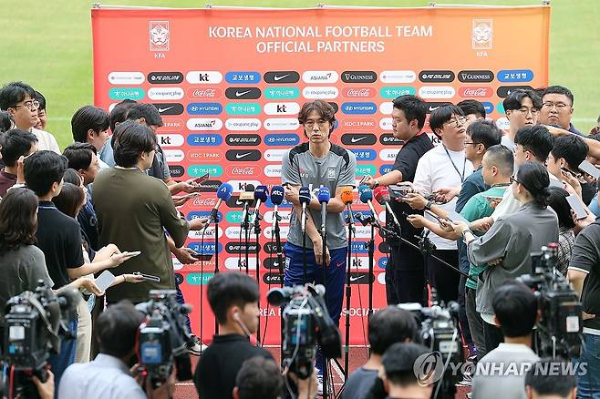 홍명보 감독이 2일 고양종합운동장에서 10년 만에 축구대표팀 사령탑으로 훈련을 지휘했다. 오는 5일 오후 8시 서울월드컵경기장에서 팔레스타인, 10일 오후 11시 오만 무스카트에 있는 술탄 카부스 스포츠 종합운동장에서 오만과 2026 북중미 월드컵 아시아 3차 예선 B조 1, 2차전을 치른다. 연합뉴스