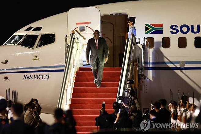 2일 새벽 베이징 서우두공항 도착한 시릴 라마포사 남아공 대통령 [EPA=연합뉴스]