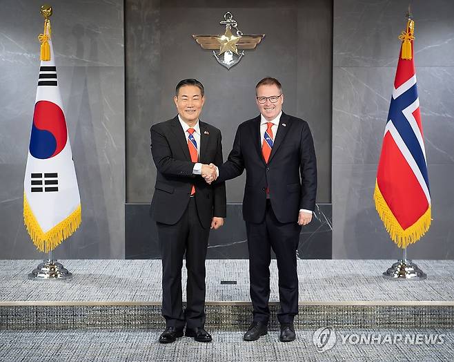 노르웨이 국방부 장관과 만난 신원식 국방부 장관 (서울=연합뉴스) 신원식 국방부 장관이 2일 서울 국방부에서 뵨 아릴드 그람 노르웨이 국방부 장관과 만나 악수하며 기념 촬영하고 있다. 2024.9.2 [국방부 제공. 재판매 및 DB 금지] photo@yna.co.kr