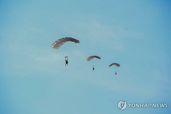 한미 해군·해병대, 24년 쌍룡훈련 실시 (서울=연합뉴스) 한미 해군·해병대는 지난달 26일부터 오는 7일까지 경북 포항 일대에서 24년 쌍룡훈련을 실시한다고 2일 밝혔다. 사진은 포항 지난 1일 독석리 해안 일대에서 공군 C-130 수송기에서 낙하산으로 공정돌격을 진행하는 모습. 2024.9.2 [해병대사령부 제공. 재판매 및 DB 금지] photo@yna.co.kr