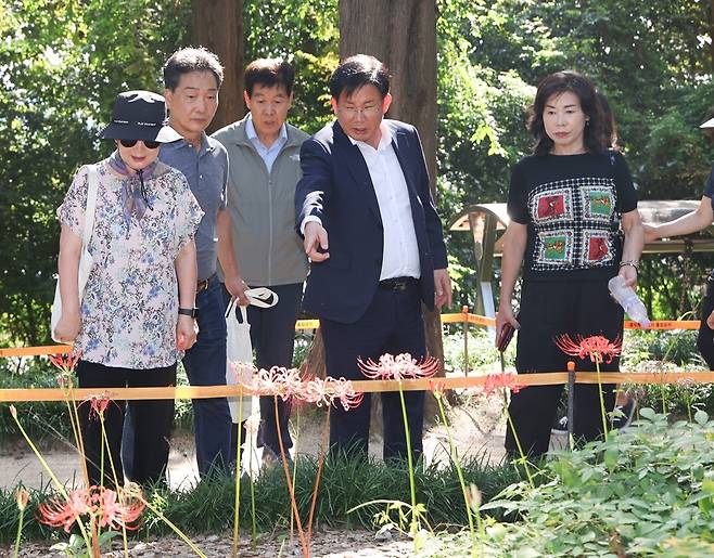 주민들과 함께 꽃을 감상하는 박강수 구청장(우측에서 두 번째) [마포구 제공. 재판매 및 DB 금지]