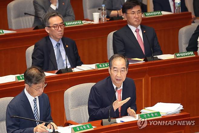 '친일 논란' 항변하는 한덕수 총리 (서울=연합뉴스) 김주성 기자 = 한덕수 국무총리가 2일 오전 국회에서 2023 회계연도 결산심사를 위해 열린 예산결산특별위원회 전체회의에서 '친일 논란'과 관련한 질의에 답하고 있다. 2024.9.2 utzza@yna.co.kr