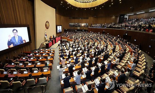 선서하는 제22대 국회의원들 (서울=연합뉴스) 김주형 기자 = 2일 서울 여의도 국회 본회의장에서 열린 제22대 국회 개원식 겸 제418회국회(정기회) 개회식에서 우원식 국회의장을 비롯한 의원들이 선서하고 있다. 2024.9.2 kjhpress@yna.co.kr