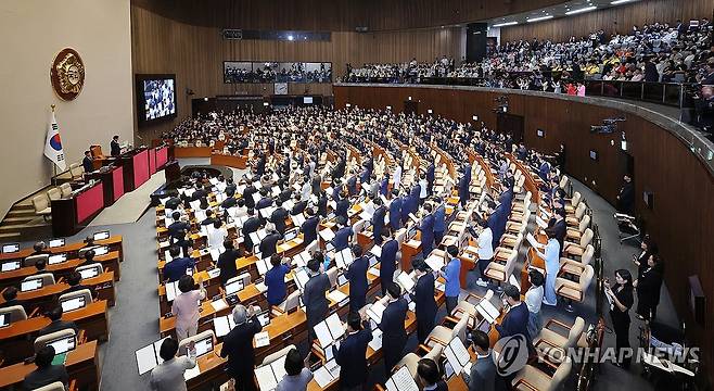 선서하는 제22대 국회의원들 (서울=연합뉴스) 김주형 기자 = 2일 서울 여의도 국회 본회의장에서 열린 제22대 국회 개원식 겸 제418회국회(정기회) 개회식에서 우원식 국회의장을 비롯한 의원들이 선서하고 있다. 2024.9.2 kjhpress@yna.co.kr