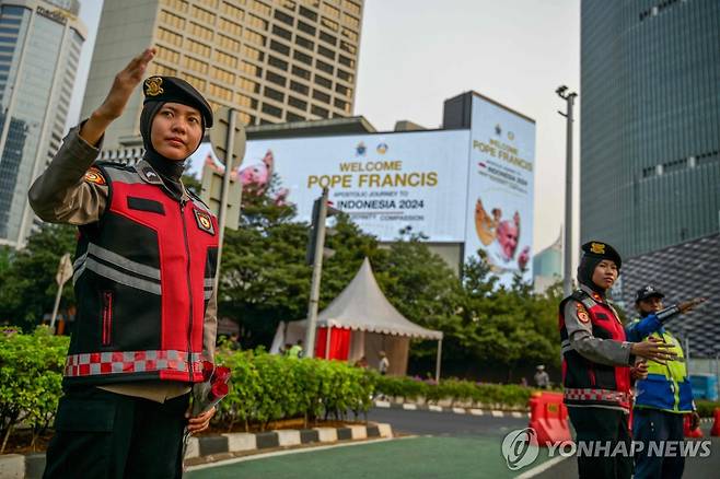 교황 방문 환영하는 자카르타 거리 광고판 (자카르타 AFP=연합뉴스) 2일(현지시간) 인도네시아 자카르타 거리에 프란치스코 교황의 방문을 환영하는 광고판이 보인다. 2024.09.02 photo@yna.co.kr