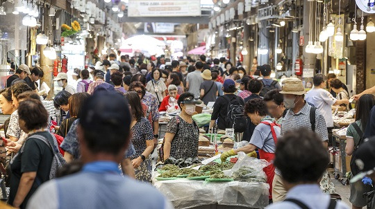 지난달 29일 서울 동대문구 동대문종합시장을 찾은 시민들이 장을 보고 있다. 사진=뉴시스