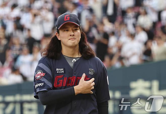 1일 오후 서울 송파구 잠실야구장에서 열린 프로야구 '2024 신한 SOL뱅크 KBO리그' 두산 베어스와 롯데 자이언츠의 경기에서 연장 10회말 두산의 공격을 무실점으로 막아낸 롯데 김원중이 덕아웃으로 향하고 있다. 2024.9.1/뉴스1 ⓒ News1 구윤성 기자