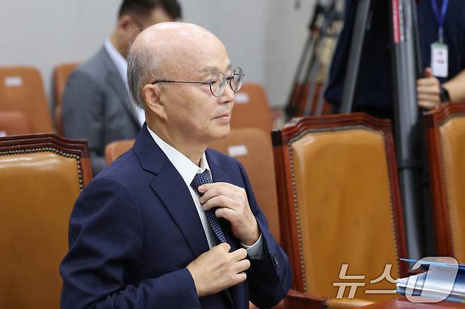 안창호 국가인권위원회 위원장 후보자가 3일 오전 서울 여의도 국회 운영위원회에서 열린 인사청문회에서 넥타이를 고쳐메고 있다. 2024.9.3/뉴스1 ⓒ News1 신웅수 기자