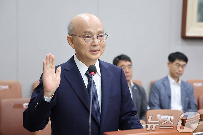 안창호 국가인권위원회 위원장 후보자가 3일 오전 서울 여의도 국회 운영위원회에서 열린 인사청문회에서 선서를 하고 있다. 2024.9.3/뉴스1 ⓒ News1 신웅수 기자