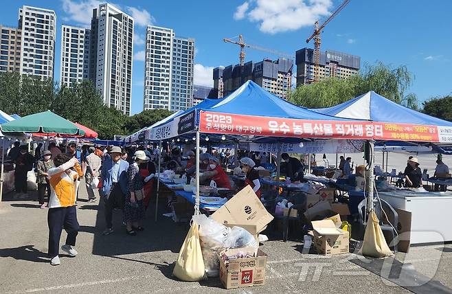 오는 6~ 8일 대구 달서구 옛 두류정수장에서 '추석맞이 우수 농특산물 직거래 장터'가 열린다. 사진은 지난해 행사 모습.(대구시 제공)/뉴스1