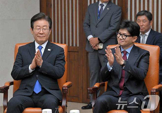 한동훈 국민의힘 대표(오른쪽)와 이재명 더불어민주당 대표가 2일 오후 서울 여의도 국회본청 의장접견실에서 열린 제22대국회 개원식 겸 정기회 개회식 사전환담에서 우원식 국회의장의 모두발언에 손뼉치고 있다. 2024.9.2/뉴스1 ⓒ News1 국회사진취재단