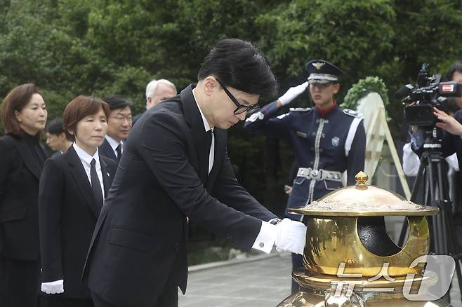 한동훈 국민의힘 신임 대표와 추경호 원내대표 등 지도부가 24일 오전 서울 동작구 국립서울현충원에서 박정희 전 대통령 묘역을 참배하고 있다. (국민의힘 제공) 2024.7.24/뉴스1 ⓒ News1 안은나 기자