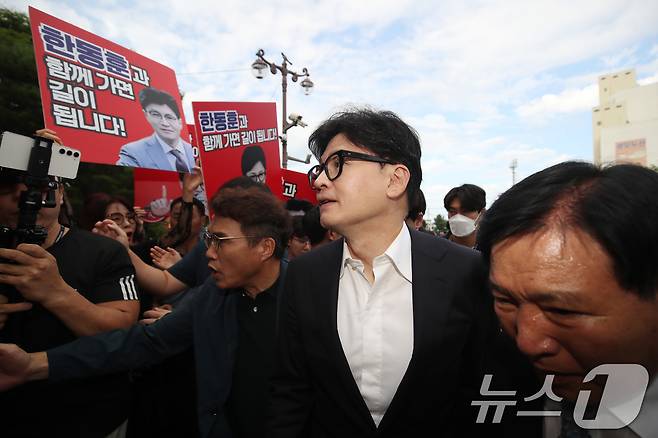 한동훈 국민의힘 대표가 3일 오후 경북 구미 박정희 전 대통령 생가를 찾아 참배하기 위해 이동하는 도중 지지자와 반대자, 유튜버 등이 뒤엉켜 혼잡이 빚어지고 있다. 2024.9.3/뉴스1 ⓒ News1 공정식 기자