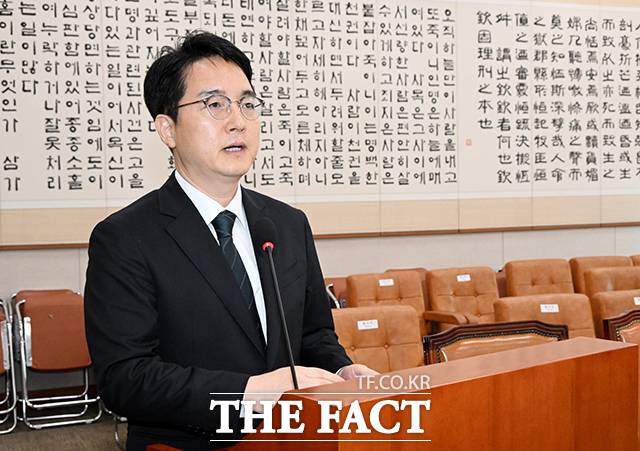 3일 심우정 검찰총장 후보자의 인사청문회는 후보자의 친동생과 이해충돌 의혹과 김건희 여사의 친오빠와의 친분 등을 놓고 공방이 벌어졌다. 심우정 검찰총장 후보자가 3일 오전 서울 여의도 국회에서 열린 검찰총장 후보자 인사청문회에 참석해 모두발언을 하고 있다. /배정한 기자