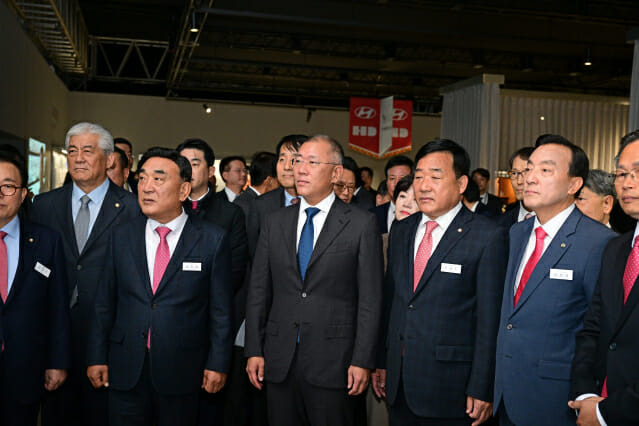 현대차그룹 정의선 회장을 비롯한 주요 관계자들이 울산 EV 전용공장 기공식 맞아 진행되는 헤리티지 전시를 관람하고 있는 모습 (사진=현대자동차)