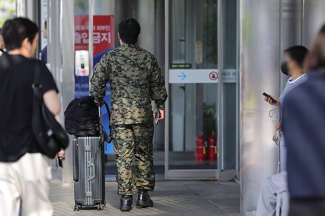 지난 6월 17일 서울대학교병원에 한 군의관이 도착해 이동하고 있다. /연합뉴스