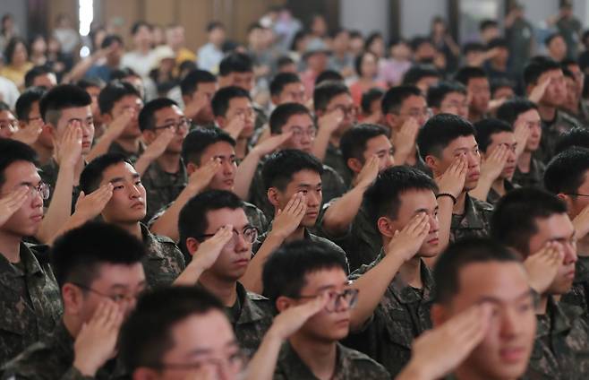 국기에 대한 경례하는 국군 장병들. 기사 내용과 무관한 사진. /뉴스1