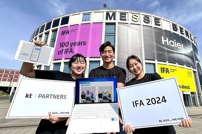 KT 관계자들이 IFA 2024가 개최되는 독일 베를린의 ‘메세 베를린(Messe Berlin) 앞에서 KT의 AICT 파트너스관 운영을 홍보하고 있다. /KT 제공