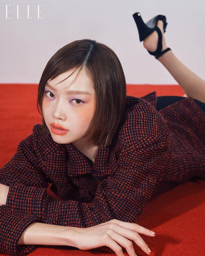 재킷과 슈즈는 모두 Chanel.