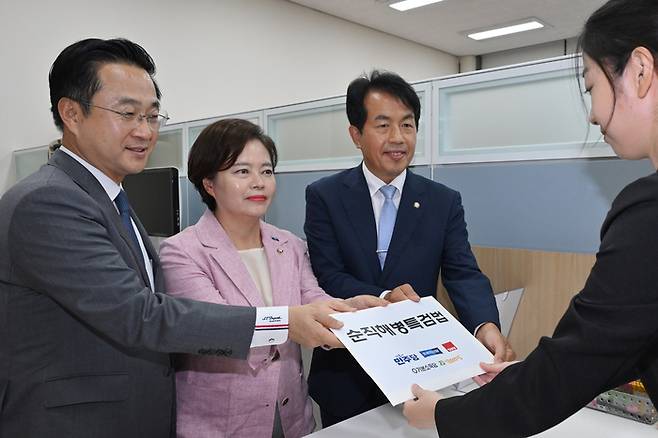 더불어민주당 박성준(왼쪽부터), 조국혁신당 정춘생, 진보당 윤종오 의원이 3일 오후 국회 의안과에 야5당이 공동발의한 순직해병특검법안을 제출하고 있다. 연합뉴스