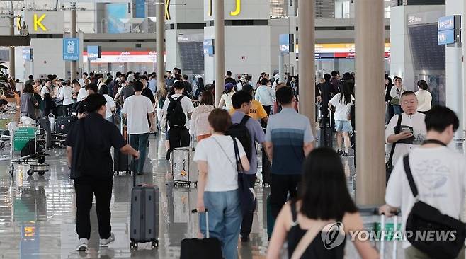 국내 공항, 항만을 통해 해외로 출국하는 내·외국인을 대상으로 징수하는 출국납부금 부담금이 1만원에서 7천원으로 인하된 지난 7월 1일 인천국제공항 제1여객터미널 출국장에서 공항 이용객들이 이동하고 있다. /사진=연합뉴스